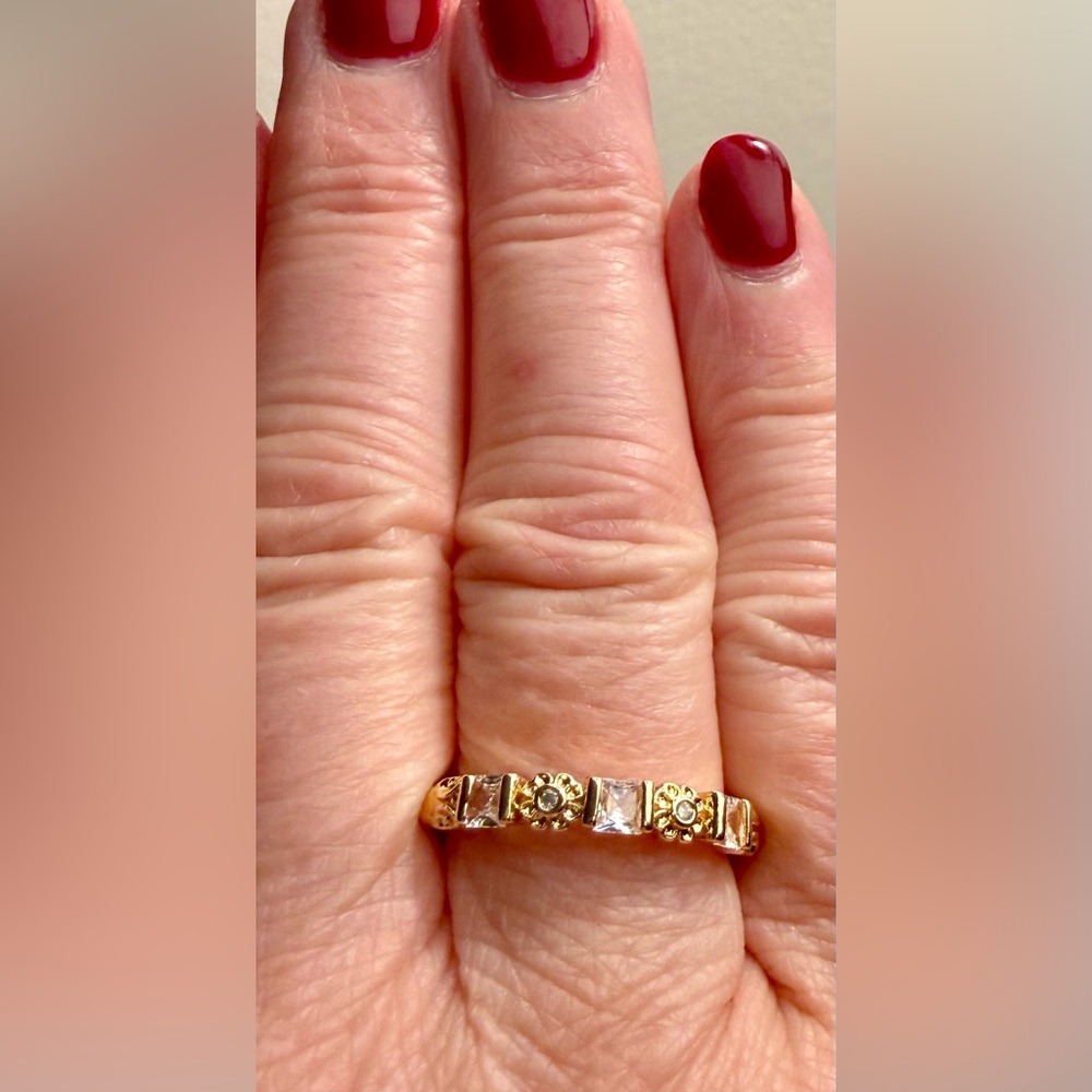 Ring - size 8-8.25 - gold tone w/ clear crystals - tiny daisies - New! - Picture 2 of 10
